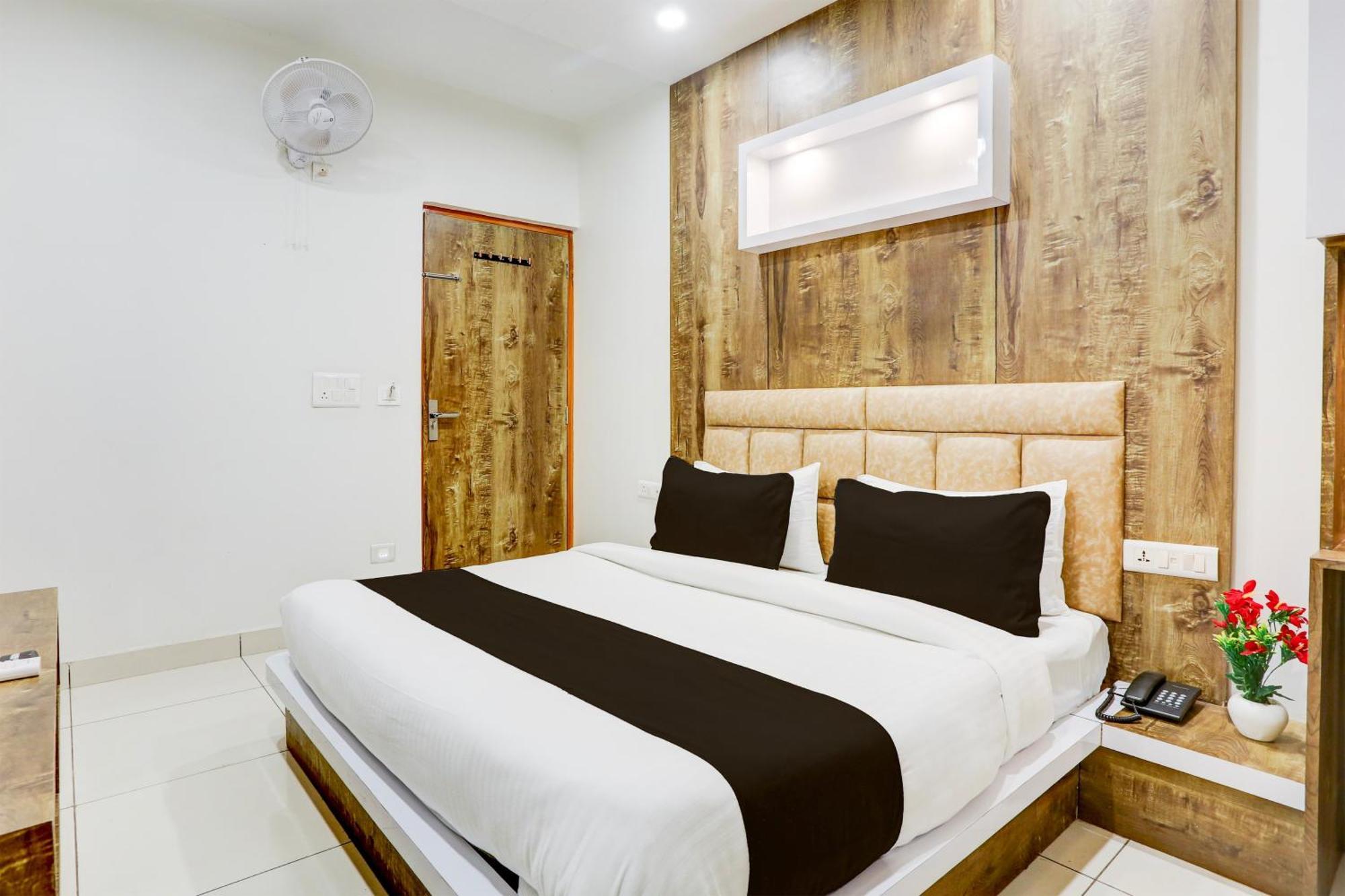 Super Townhouse Model Town Rohtak Formerly Hotel Tathastu Exterior foto